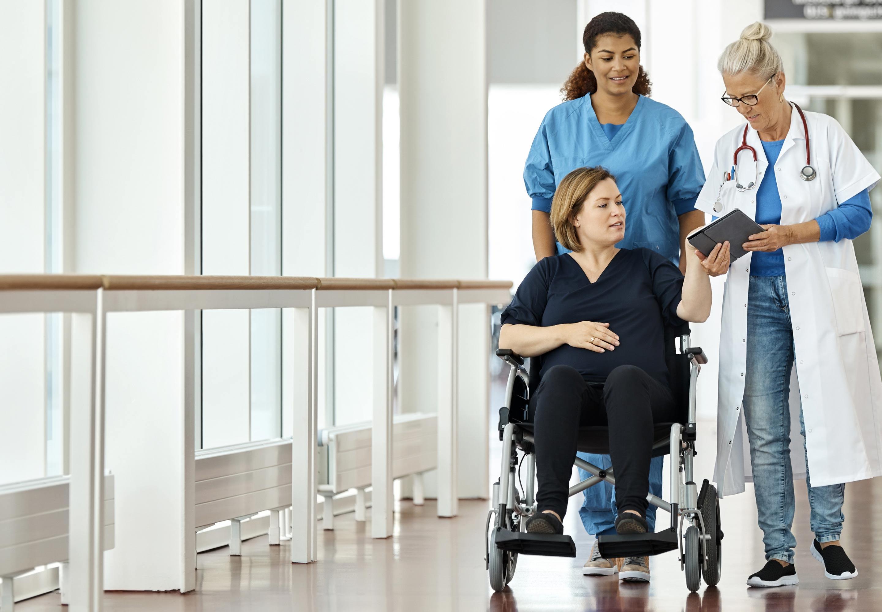 Medical ladies with a patient in a wheelchair